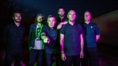 Freundschaft und Respekt stehen über dem bloßen Job: Die Dropkick Murphys rund um Ken Casey (mit dem Finger zeigend). (Bild: Emanuela Giurano)