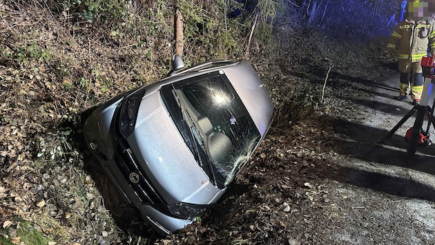 Das Auto landete schlussendlich in einem Graben. (Bild: ZOOM Tirol/Krone KREATIV)