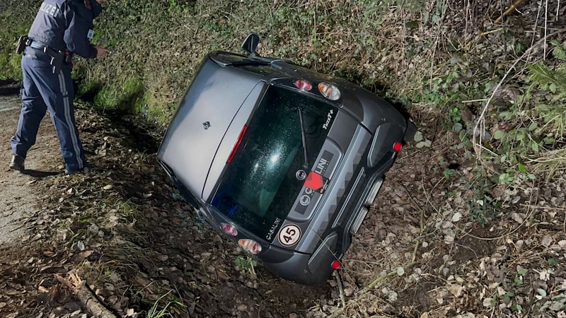 Das Auto der jungen Lenkerin landete im Graben. (Bild: ZOOM Tirol)