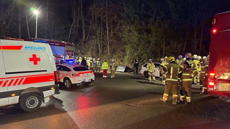 Zahlreiche Einsatzkräfte rückten zur Unfallstelle an. (Bild: ZOOM Tirol/Krone KREATIV)