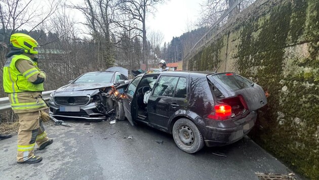 An beiden Fahrzeugen entstand Totalschaden. (Bild: ZOOM Tirol)