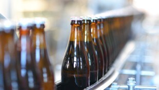 Bierflaschen beim Abfüllen