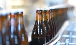 Bierflaschen beim Abfüllen