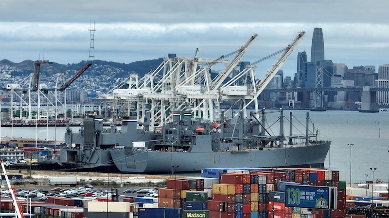 Trump hatte am Freitag eingeräumt, dass die Zölle auch die Lage in den USA negativ beeinflussen könnten. Im Bild: Hafen von Oakland in Kalifornien (Bild: 2023 Getty Images, AFP)