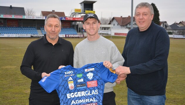 Jed Drew mit Hartberg-Chef Erich Korherr und Trainer Manfred Schmid. (Bild: TSV Hartberg)