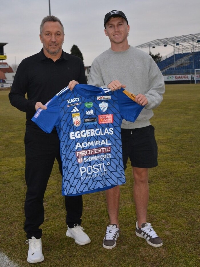 Zur Unterzeichnung kam Drew in kurzen Hosen.