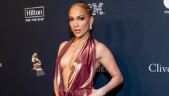 Jennifer Lopez zeigte sich mit Mega-Dekolleté am roten Teppich. (Bild: Getty Images via AFP/GETTY IMAGES/Emma McIntyre)