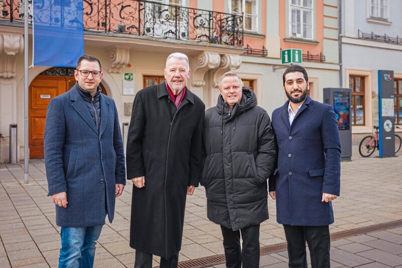 Das Quartett der Wiener Neustädter Rathauskoalition: Philipp Gerstenmayer (FPÖ), Klaus Schneeberger (ÖVP), Rainer Spenger (SPÖ) und Kanber Demir (von links) (Bild: Stadt Wiener Neustadt/Tobi Hübl)