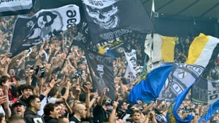 Die Fans des Fußballclubs Udinese Calcio pflegen freundschaftliche Kontakte nach Salzburg (Bild: AFP/APA/ANDREA PATTARO)