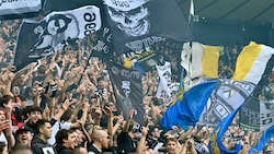 Die Fans des Fußballclubs Udinese Calcio pflegen freundschaftliche Kontakte nach Salzburg (Bild: AFP/APA/ANDREA PATTARO)