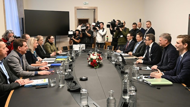 Am Verhandlungstisch in Wien sitzt Michael Fürtbauer (2. v. l.) der ÖVP gegenüber -konkret etwa Wirtschaftskammerpräsident Harald Mahrer.   (Bild: APA-PictureDesk/HELMUT FOHRINGER / APA / picturedesk.com)