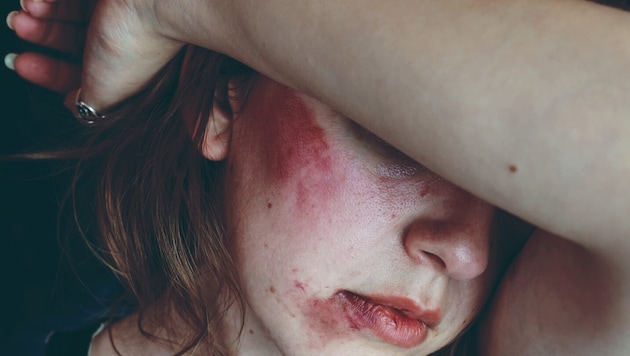 The woman was beaten up in an apartment in Graz (symbolic image). (Bild: stock.adobe.com/nanihta - stock.adobe.com)