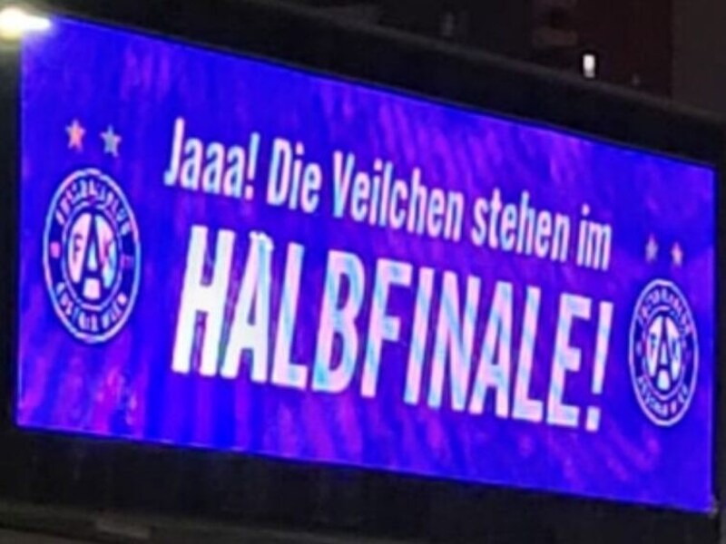 Auch auf der Vidi-Wall außerhalb der Generali Arena in Wien-Favoriten war die Freude der Violetten nicht zu übersehen. Gut sichtbar für alle Autofahrer auf der Wiener Tangente. (Bild: Peter Klöbl)