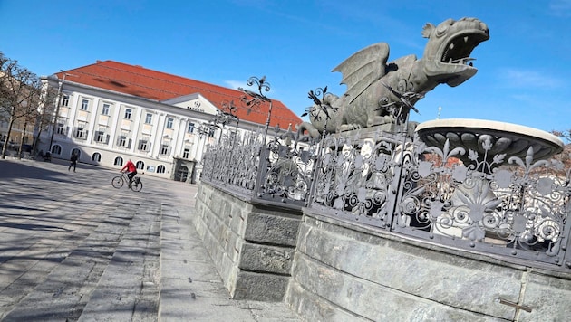 Vor dem Klagenfurter Rathaus wird am Mittwoch, 5. Februar, gegen die drohende Schließung des Fauenbüros protestiert. (Bild: Rojsek-Wiedergut Uta/Uta Rojsek Kronen Zeitung)