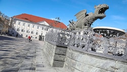 Vor dem Klagenfurter Rathaus wird am Mittwoch, 5. Februar, gegen die drohende Schließung des Fauenbüros protestiert. (Bild: Rojsek-Wiedergut Uta/Uta Rojsek Kronen Zeitung)