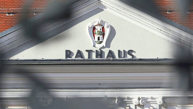 Rauchende Köpfe im Klagenfurter Rathaus.