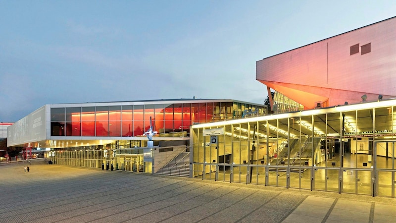 Die Stadthalle ist in die Jahre gekommen, soll aber trotz der neuen Multifunktions- arena als Spielstätte dienen – Umbauten sind nur begrenzt möglich. (Bild: Gisela Erlacher)