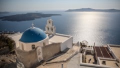 Auf Santorini bleiben die Schulden nach einer Reihe von Erdbeben geschlossen. (Symbolbild) (Bild: APA/AFP/Aris Oikonomou)