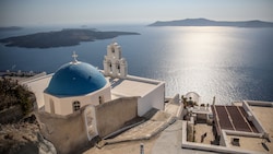 Auf Santorini bleiben die Schulden nach einer Reihe von Erdbeben geschlossen. (Symbolbild) (Bild: APA/AFP/Aris Oikonomou)