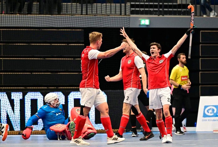 Fabian Unterkircher (re.) spielt mit Schrauben in der linken Hand.