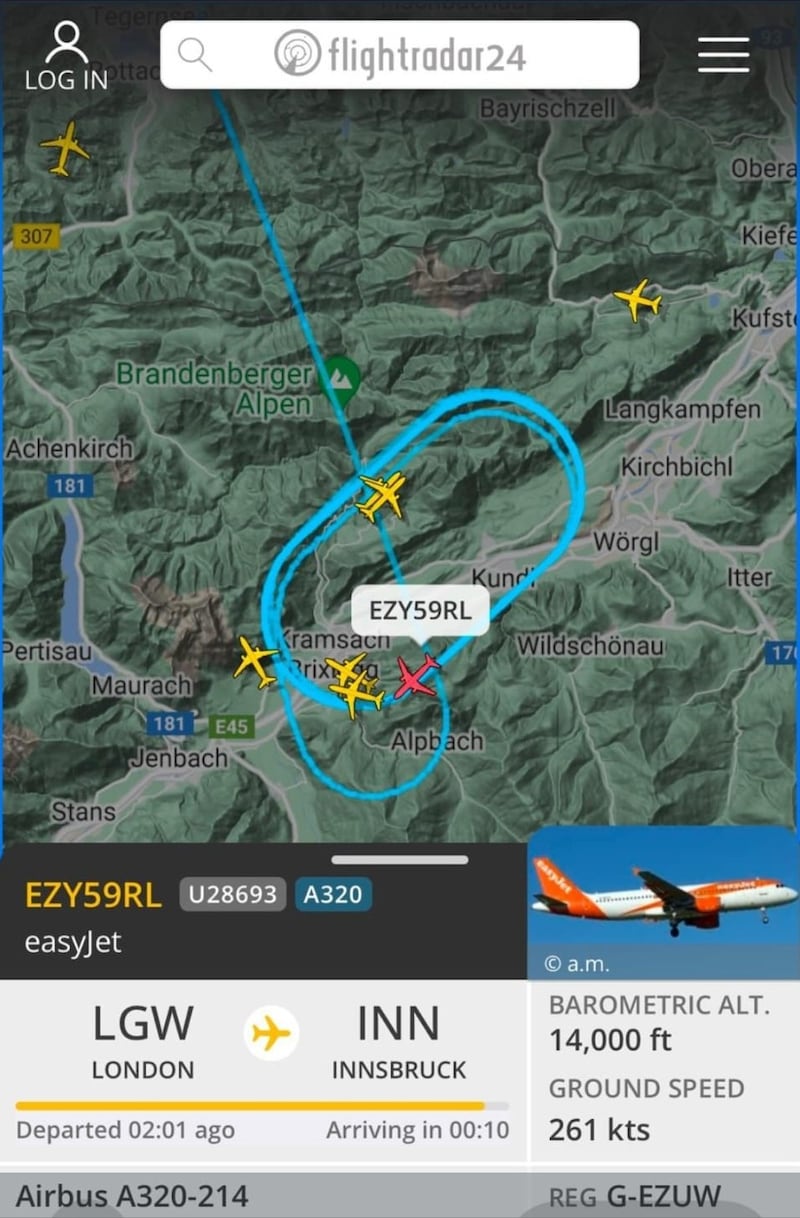 Das Bild zeigt die Kreise, die der Flieger über Innsbruck drehte. (Bild: Flightradar24/Screenshot, Krone KREATIV)