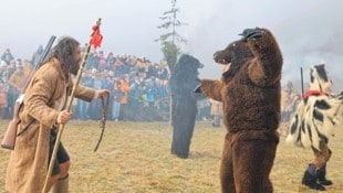 Das Bärenfangen gehört beim Telfer Schleicherlaufen dazu (Bild: Johanna Birbaumer)