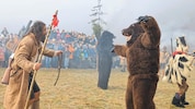 Das Bärenfangen gehört beim Telfer Schleicherlaufen dazu