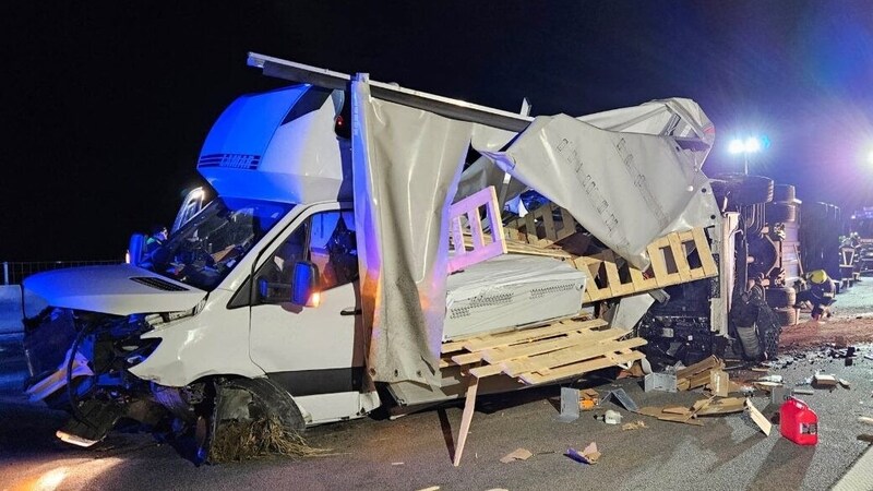 Der Kastenwagen sah nach dem Unfall so aus. (Bild: FF Walchshausen)