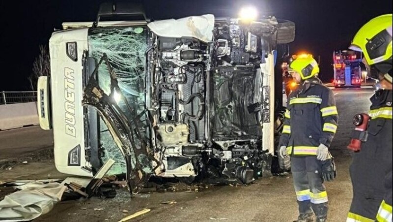 Der Lkw kippte um. (Bild: FF Walchshausen)