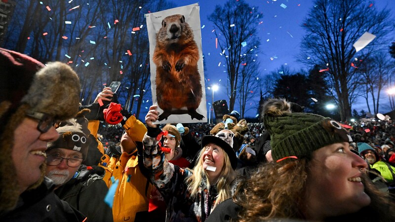 Die begeisterte Menge wartet mit großer Spannung auf den kleinen Nager. (Bild: ASSOCIATED PRESS)