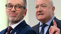 Herbert Kickl und Christian Stocker treffen sich bald zu entscheidenden Gesprächen. (Bild: Krone KREATIV/APA/HELMUT FOHRINGER)