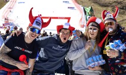 Bis zu 15.000 Fans feuern täglich ihre Helden bei der Ski-WM in Saalbach an. Wie schafft man es ...