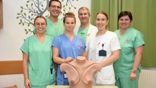 Freude beim Team für Frauenheilkunde und Geburts- hilfe im Horner Spital mit Leiter Catalin Esanu (Mitte hinten). (Bild: LK Horn)