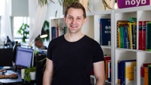Datenschützer Schrems kritisiert, dass der Facebook-Mutterkonzern Meta bei der Nutzung der Nutzerdaten für KI-Training ein Opt-out- statt Opt-in-System nutzt. (Bild: Georg Molterer)
