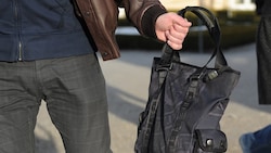 Ein Passant entdeckte die junge Frau schwer verletzt auf der Straße (Symbolbild). (Bild: APA-PictureDesk/BARBARA GINDL / APA / picturedesk.com)