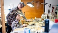 Edwin und Valentin Surin kreieren eigene Kunstwerke für die Ewigkeit.  (Bild: Imre Antal)