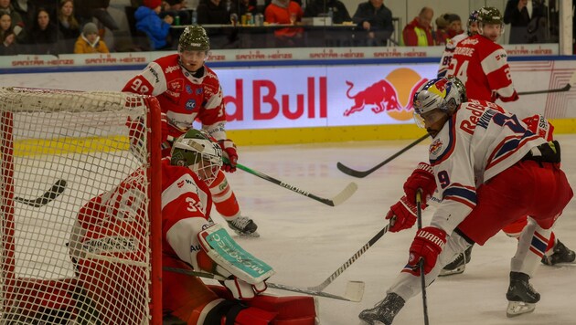 Bolzano goalkeeper Harvey saved twice, then Wukovits (right) got around the back of the net - 3:0. (Bild: Kronen Zeitung)