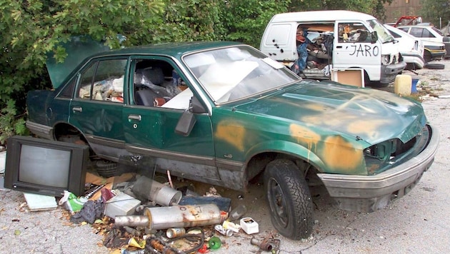 Autowracks neben verrosteten Abgasanlagen, alten TV-Geräten – was nicht mehr gebraucht wurde, ist früher oft rücksichtslos entsorgt worden. (Bild: Birbaumer Christof/KRONEN ZEITUNG)