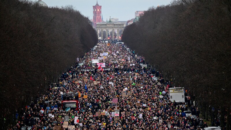 According to the organizers, 250,000 demonstrators were counted in Berlin alone. (Bild: APA/AFP/John MACDOUGALL)