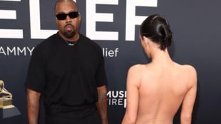 Kanye West schickte seine Bianca nahezu nackt auf den roten Teppich bei den Grammy-Awards. Ein Skandal! (Bild: APA/Getty Images via AFP/GETTY IMAGES/Matt Winkelmeyer)