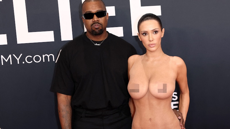 Kanye West's wife Bianca Censori posed virtually naked on the Grammys red carpet. (Bild: APA/Getty Images via AFP/GETTY IMAGES/Matt Winkelmeyer, Krone KREATIV)