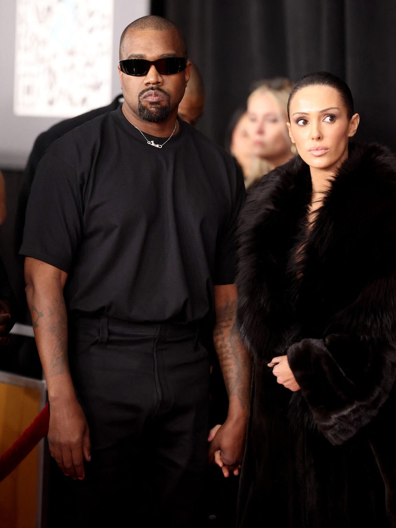 On the way to the red carpet, Bianca Censori was still wearing a black coat. (Bild: APA/Getty Images via AFP/GETTY IMAGES/Matt Winkelmeyer)