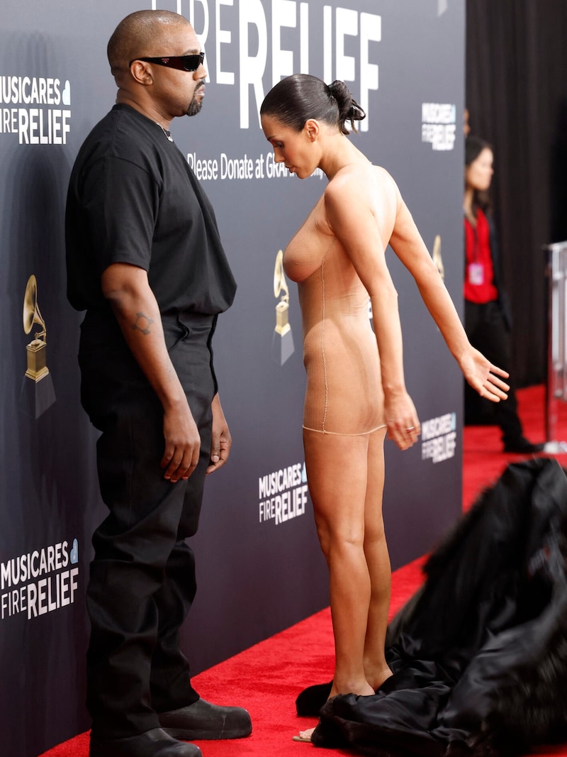 Der Nackt-Look von Bianca Censori sorgte bei den Grammys für einen Skandal. (Bild: APA/Getty Images via AFP/GETTY IMAGES/Frazer Harrison)