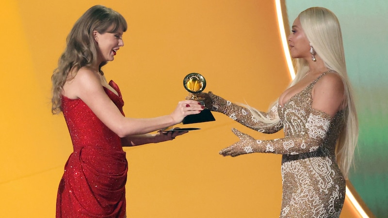 Taylor Swift presented Beyoncé with the Grammy for Best Country Album. (Bild: APA/Getty Images via AFP/GETTY IMAGES/Amy Sussman)