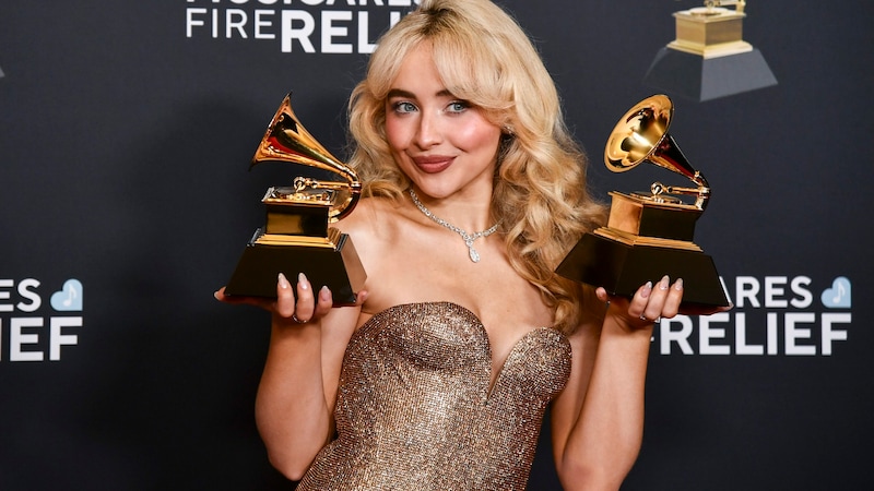 ... she was also delighted to receive two Grammys. (Bild: APA/Richard Shotwell/Invision/AP)