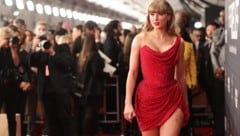 In Taylor Swifts feuerroter Grammy-Look versteckte sich eine frivole Botschaft an ihren Freund Travis Kelce. (Bild: Getty Images via AFP/GETTY IMAGES/Neilson Barnard)