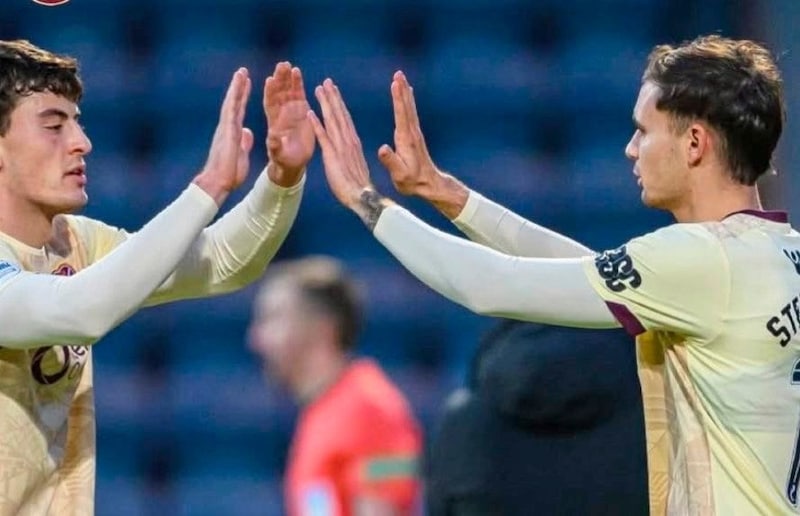 Steinwender (right) was substituted for the first time in the 6:0 win against Dundee. (Bild: Heart of Midlothian)