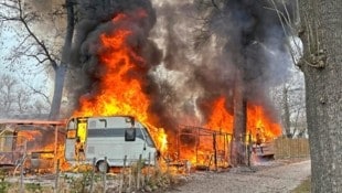 Meterhoch loderten die Flammen aus den Wohnwagen. (Bild: FF Tulln-Stadt)