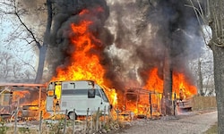 Meterhoch loderten die Flammen aus den Wohnwagen.