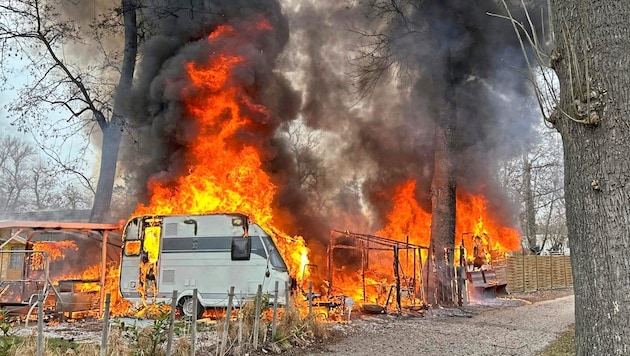 Meterhoch loderten die Flammen aus den Wohnwagen. (Bild: FF Tulln-Stadt)